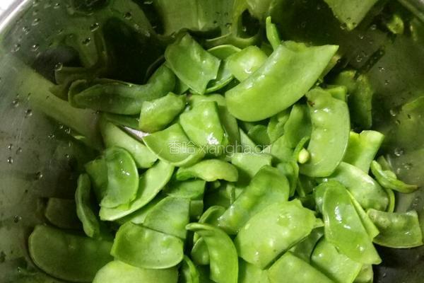 蒜蓉豌豆角的做法图解1