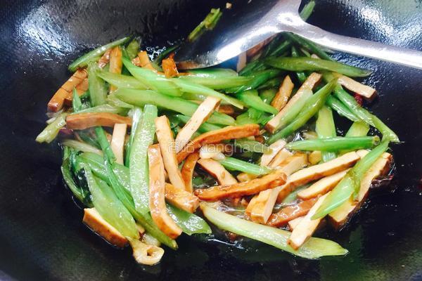 西芹炒豆干的做法图解10