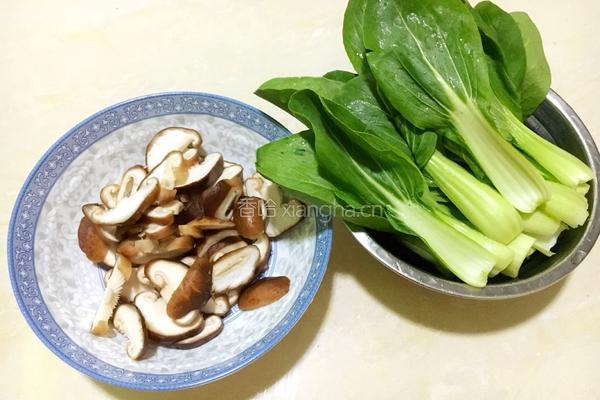 香菇虾皮炒油菜的做法图解2