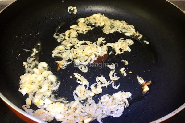 香菇虾皮炒油菜的做法图解6