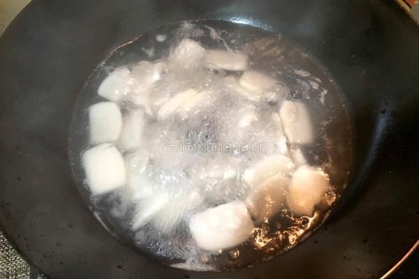 蒜蓉辣椒酱炒年糕的做法图解3
