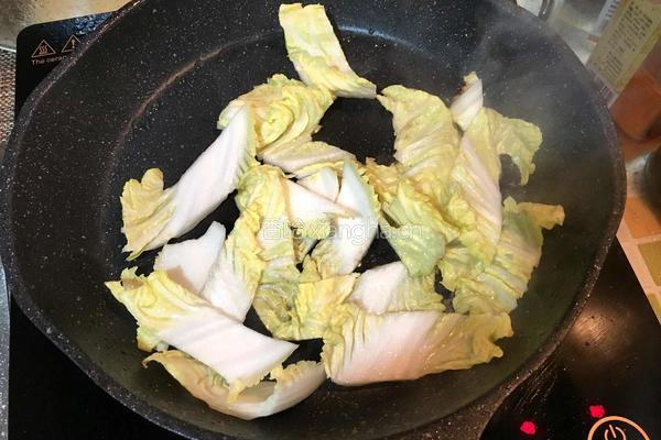 蒜蓉辣椒酱炒年糕的做法图解5