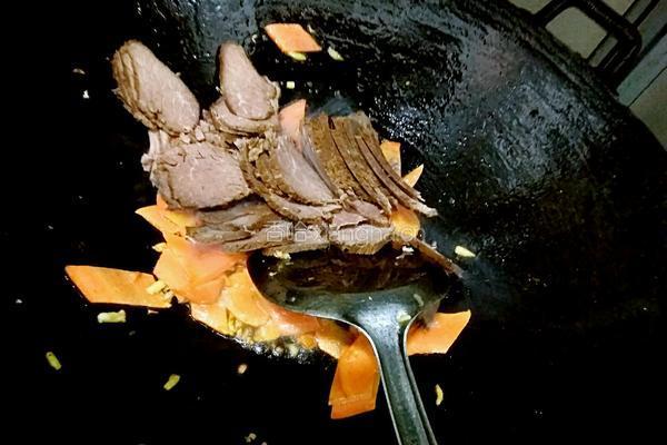 红萝卜炒牛肉的做法图解4