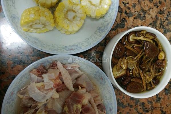 茶树菇玉米老鸡汤的做法图解1