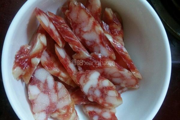 青椒炒腊肠的做法图解2