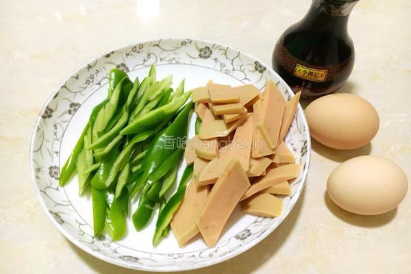 青椒火腿肠炒蛋的做法图解2