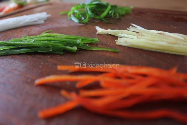 黄豆酱豉油蒸鲈鱼的做法图解2