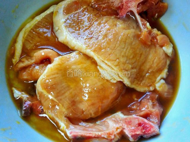 把调料调匀加以按摩让肉能更快入味