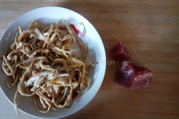 黄花菜炒肉的做法图解1