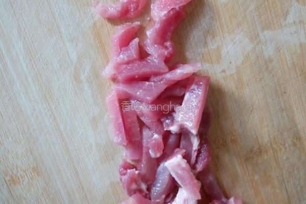 黄花菜炒肉的做法图解2