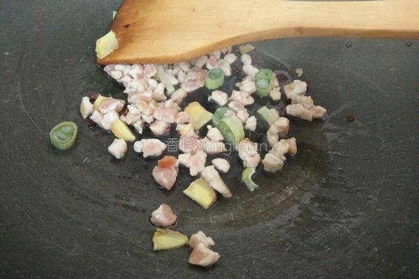 蒜蓉辣酱肉末黄豆粒的做法图解3