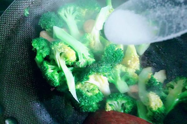 鸟巢（西兰花炒鹌鹑蛋）的做法图解7