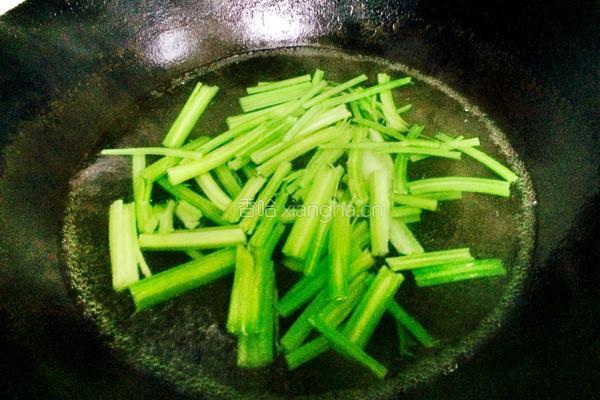 芹菜炖粉条的做法图解1