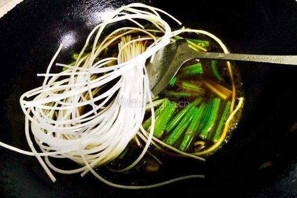 芹菜炖粉条的做法图解6