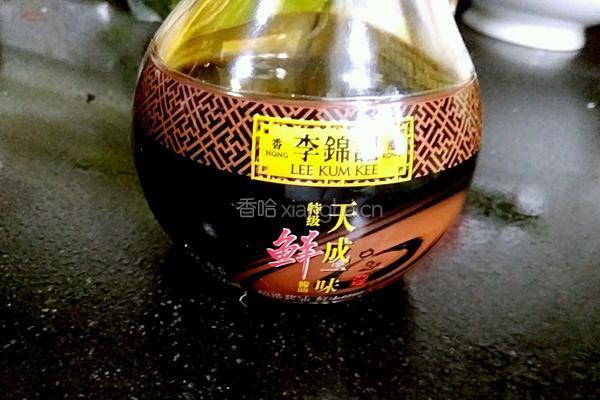 猪肉皮炒辣椒的做法图解1