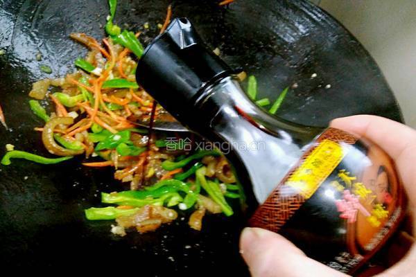 猪肉皮炒辣椒的做法图解7