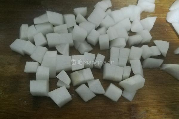 酱烧萝卜丁的做法图解1