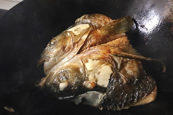 鱼头萝卜汤的做法图解4
