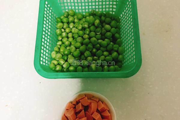 豌豆火腿肠的做法图解1