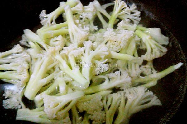 肉片炒花菜的做法图解2