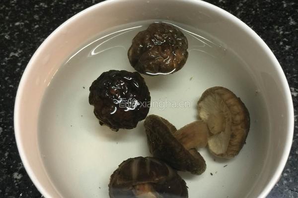 蚝油排骨香菇腊肠饭的做法图解5