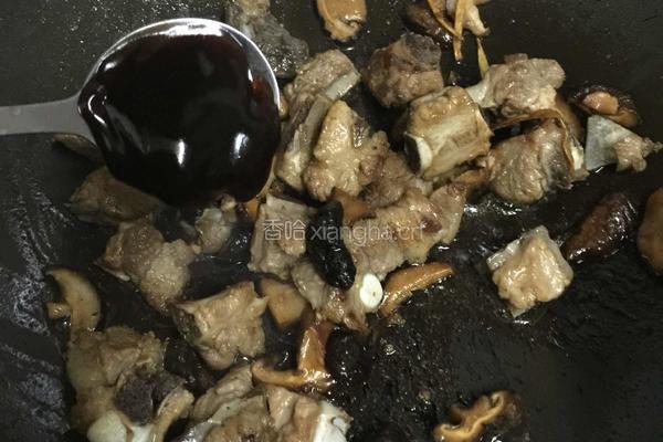＃李锦记#蚝油排骨香菇腊肠饭的做法图解8
