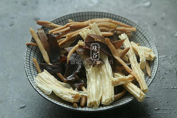 木耳黄花菜拌粉丝的做法图解4