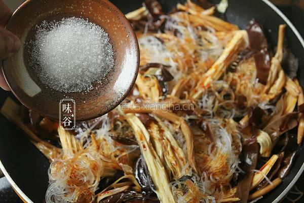 木耳黄花菜拌粉丝的做法图解8