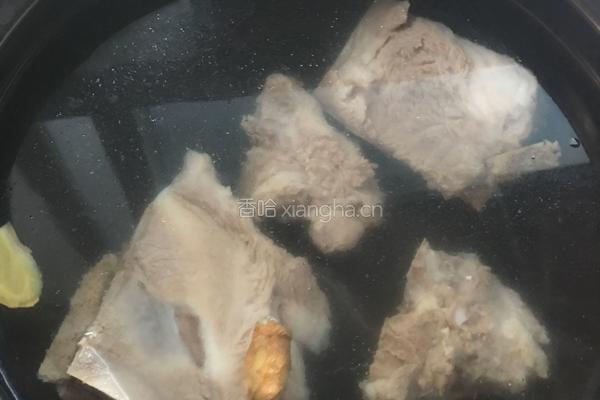 排骨米面的做法图解3