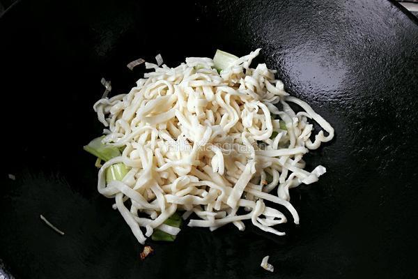 蚝油素炒面条的做法图解8