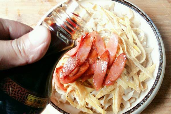 天成一味特级鲜酱油捞面的做法图解9