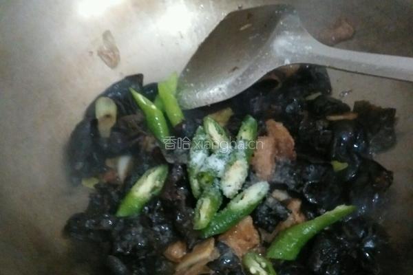 五花肉炒木耳的做法图解8