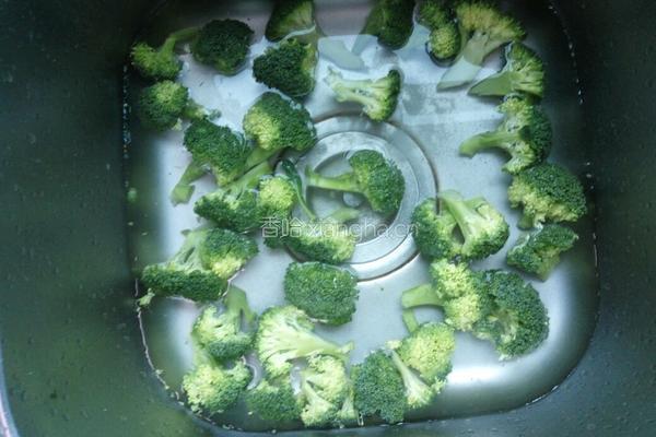 凉拌西兰花黑木耳的做法图解4