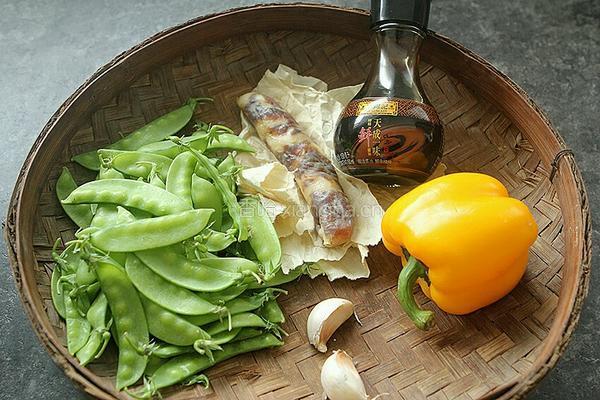 荷兰豆炒腊肠的做法图解1