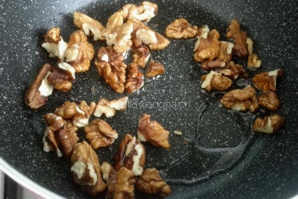 芹菜炒核桃仁的做法图解3