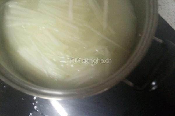 鲫鱼炖萝卜丝的做法图解4