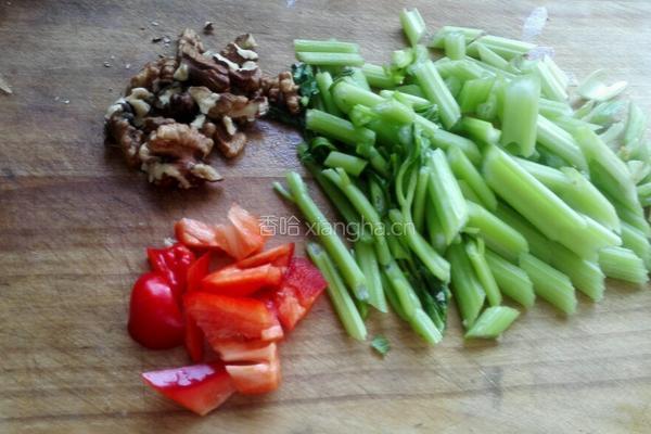 芹菜炒核桃仁的做法图解2