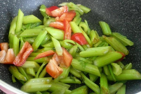 芹菜炒核桃仁的做法图解5