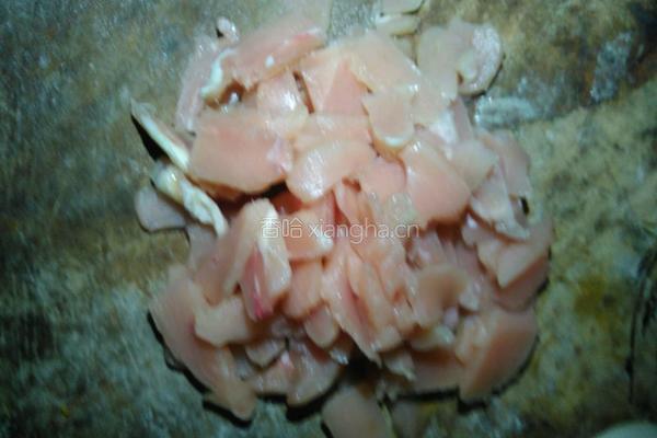 蒜苗炒鸡胸肉的做法图解1