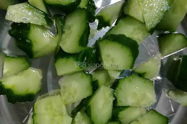 腊八醋拌黄瓜的做法图解2
