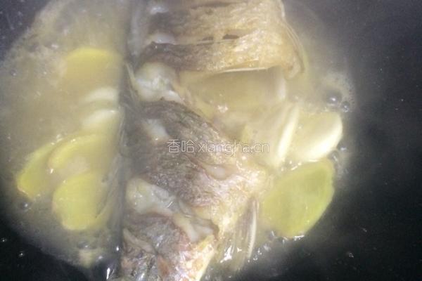 黄豆酱烧鲫鱼的做法图解5