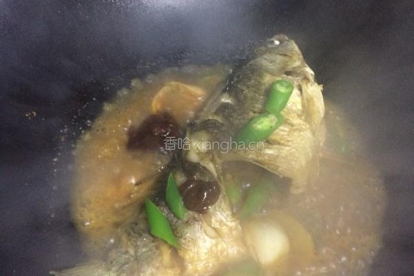 黄豆酱烧鲫鱼的做法图解7