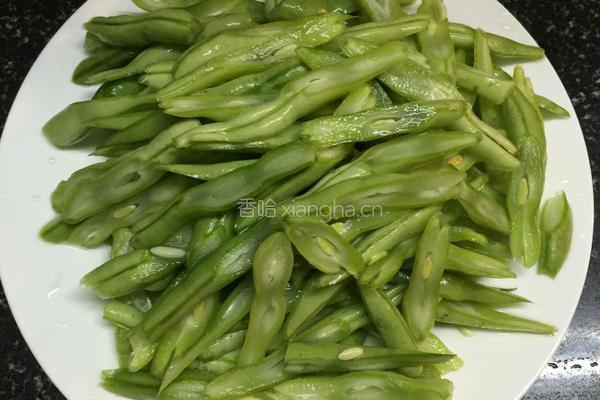 瘦肉炒四季豆的做法图解2