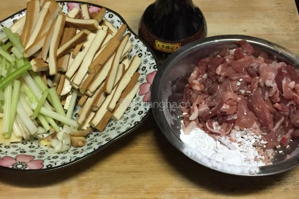 芹菜豆干炒肉的做法图解1