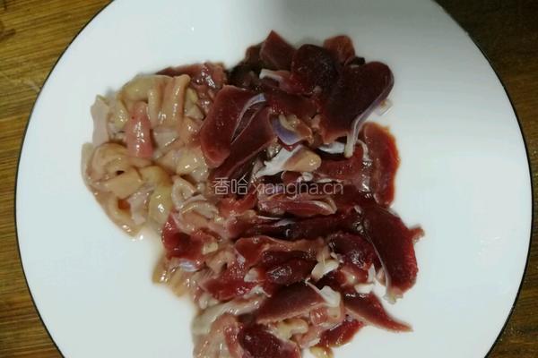 酸辣鸡杂的做法图解1