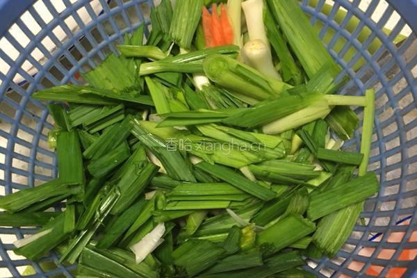 胡萝卜大蒜炒肉丝的做法图解2