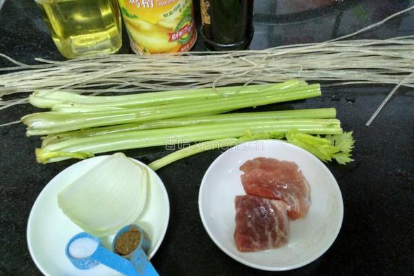 芹菜猪肉炖粉条的做法图解1