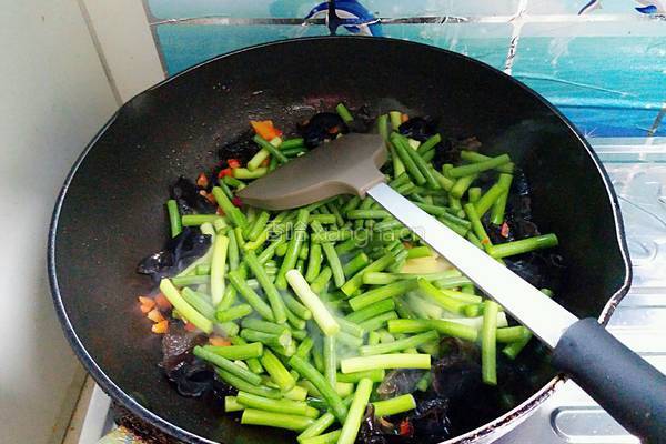 蒜苔炒腊肉的做法图解4