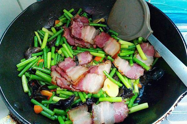 蒜苔炒腊肉的做法图解6