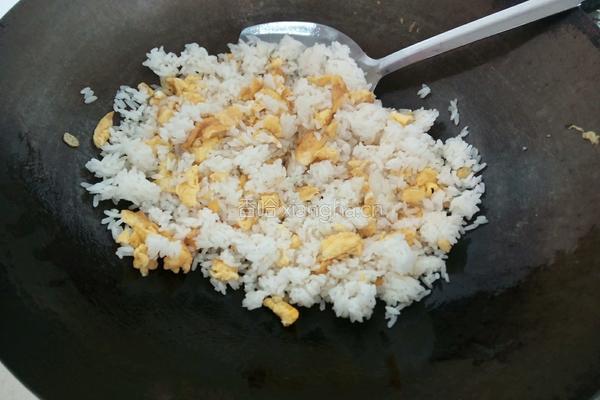 酱油炒饭的做法图解4